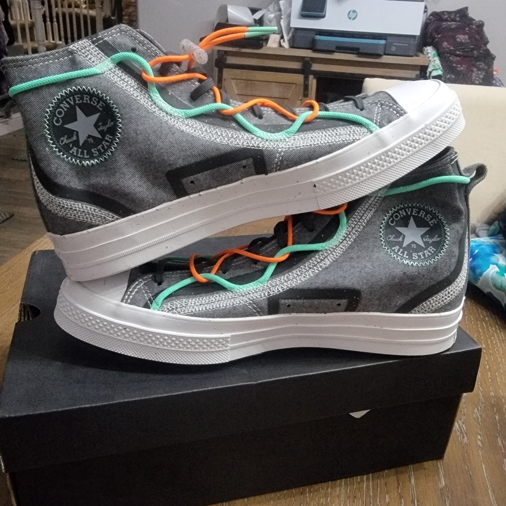 Converse Allstars Chuck Taylor's Hi.New in box.Multiple laces/lace lock, 11m.13w - Picture 6 of 12